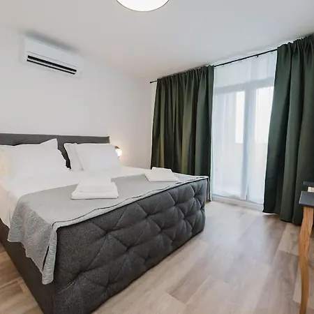 Koi Deluxe, Urban Two Bedroom Oasis 斯普利特