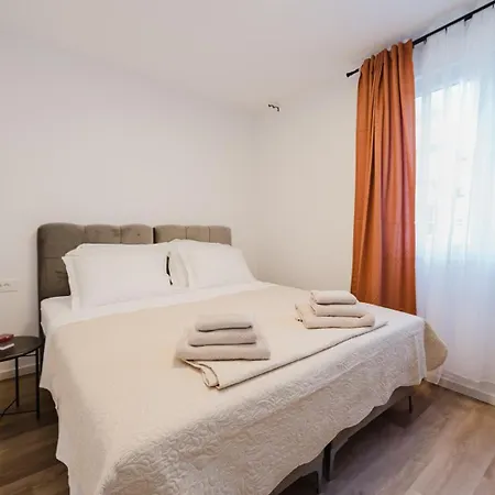Appartement Koi Deluxe, Urban Two Bedroom Oasis
