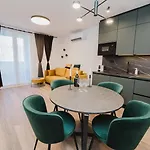 Koi Deluxe, Urban Two Bedroom Oasis Apartman Split