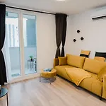 Apartman Koi Deluxe, Urban Two Bedroom Oasis