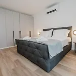 Koi Deluxe, Urban Two Bedroom Oasis Apartman Split