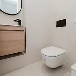 Apartman Koi Deluxe, Urban Two Bedroom Oasis *