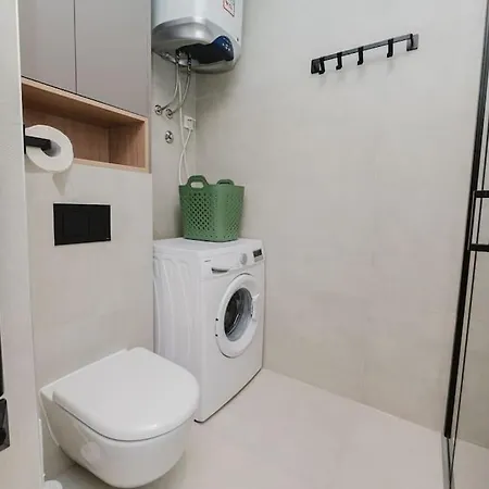 Apartment Koi Deluxe, Urban Two Bedroom Oasis