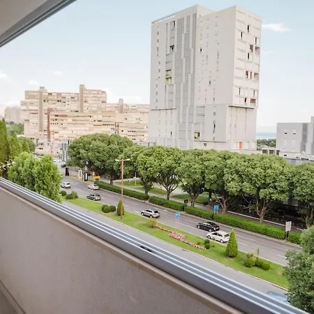 Apartment Koi Deluxe, Urban Two Bedroom Oasis Split
