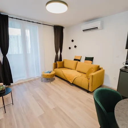 Koi Deluxe, Urban Two Bedroom Oasis *
