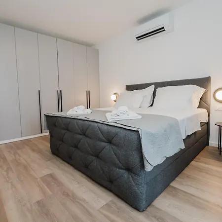 Koi Deluxe, Urban Two Bedroom Oasis Apartment Split