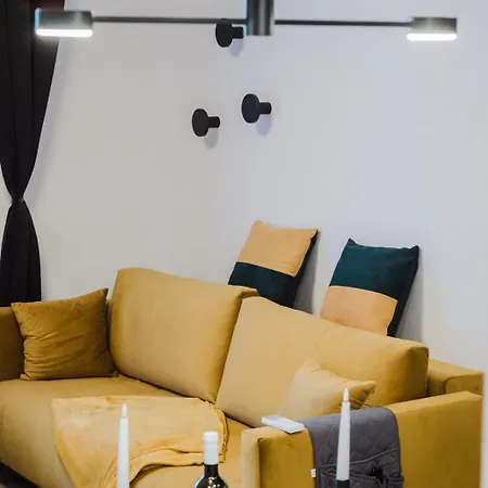 Koi Deluxe, Urban Two Bedroom Oasis Apartment Split