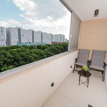 Koi Deluxe, Urban Two Bedroom Oasis * Split
