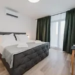 Koi Deluxe, Urban Two Bedroom Oasis Сплит